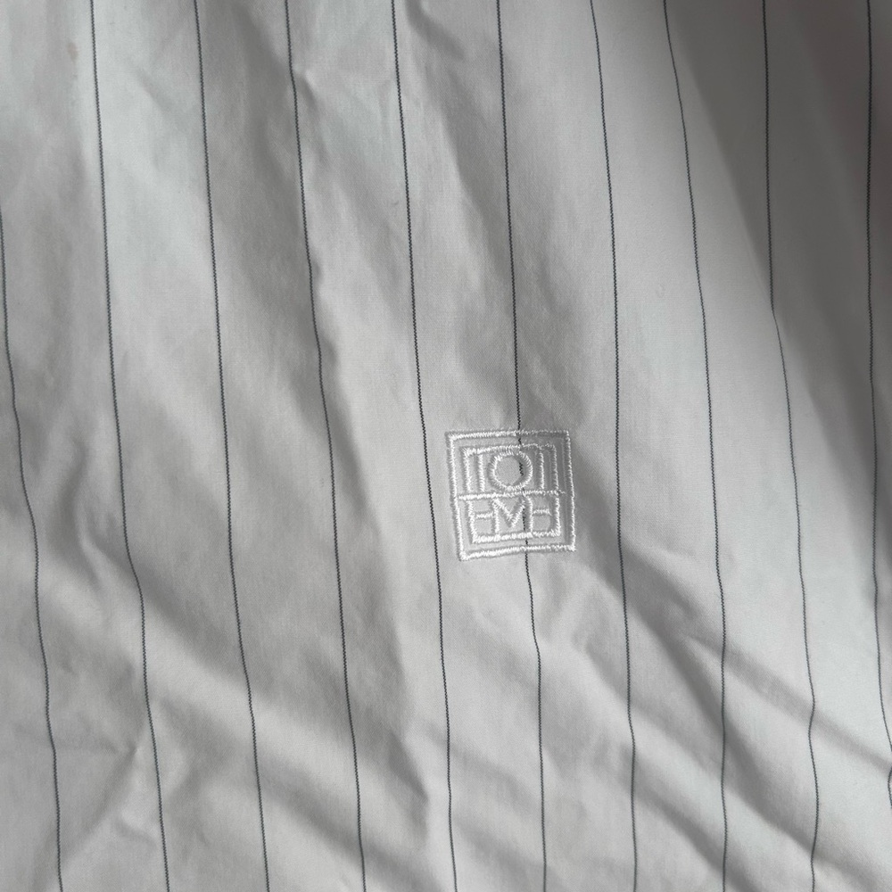 TOTEME Signature Cotton Pinstripe Button-Down Shirt - Picture 4 of 13